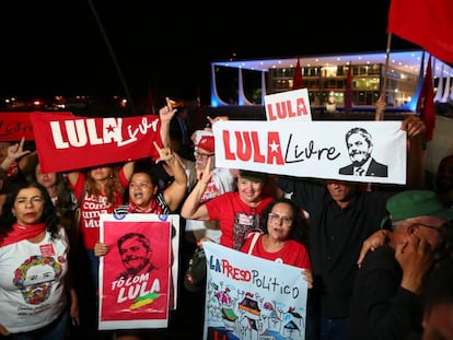 Apoiadores do ex-presidente Lula comemoram decisão do STF, em Brasília.