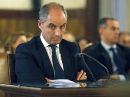 Camps, durante el juicio. Al fondo, Costa.