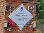 Placa repuesta en homenaje a Cristina Ortiz “La veneno” en el Parque del Oeste de Madrid