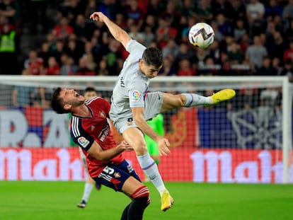 Lewandowski choca a David García, en la jugada que terminó en la segunda amarilla del jugador del Barcelona.