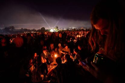 Miles de asistentes disfrutan de una noche sin lluvias en Glastonbury, 25 de junio de 2014.