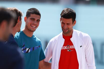 Alcaraz y Djokovic, durante el entrenamiento del lunes en Madrid.