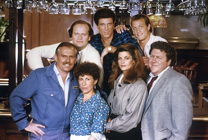 Los actores principales de la serie 'Cheers'. Desde la izquierda, John Ratzenberger, Kelsey Grammer, Rhea Perlman, Ted Danson, Kirstie Alley, Woody Harrelson y George Wendt.