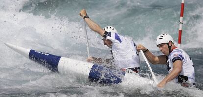 Los británicos David Florence (delante) y Richard Hounslow entrenan con su canoa en la sede de Lee Valley.