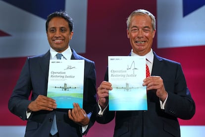 El líder del Partido Reformista Británico, Nigel Farage, y Zia Yusuf, a la izquierda, muestran el programa «Operación Restablecimiento de la Justicia» durante una rueda de prensa celebrada en un hangar del aeropuerto de Oxford, en Kidlington, este martes.