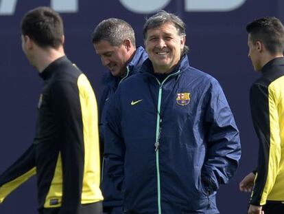 Martino, saluda a Messi al inicio del entrenamiento.