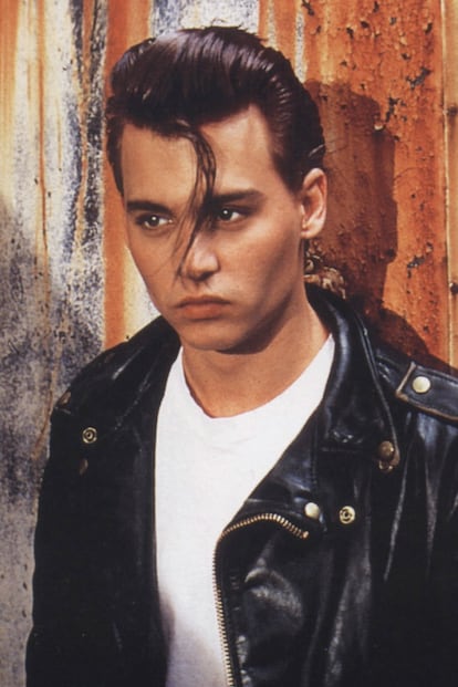 Entre melenas y teñidos, Johnny Depp también enamoró con su tupé al estilo John Travolta (éste con un estudiadísimo mechón caído) en el film Cry-Baby.