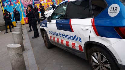Agentes de los Mossos d'Esquadra durante un operativo contra la multirreincidencia en Barcelona.