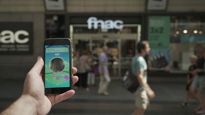 La parada de Pokémon Go en FNAC Callao ha atraído a jugadores dentro y fuera de la tienda.