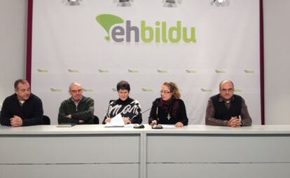 Representantes de EH Bildu, durante su rueda de prensa.