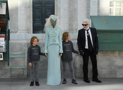 Karl Lagarfeld junto a la modelo Alek Wek, su ahijado Hudson Kroening (de la mano) y el hermano de éste, Jameson, en París el pasado 3 de julio.