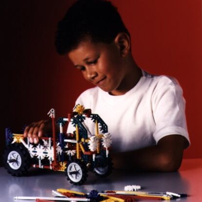 Un niño juega con las construcciones en una imagen de archivo.