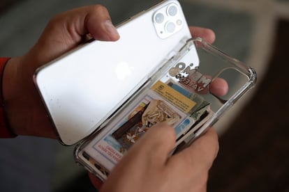 Guillermo Valencia, muestra sus escapularios que resguarda en su celular.