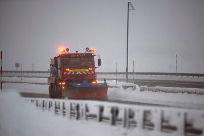 A snowplow clears the A-67 highway in the Cántabra de Reinosa locality, February 3.