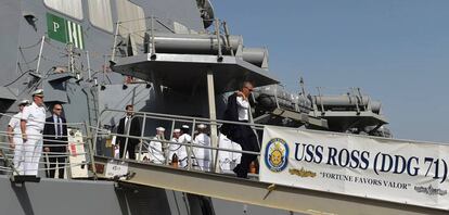 Barack Obama baja del USS Ross Navy en la base de Rota.