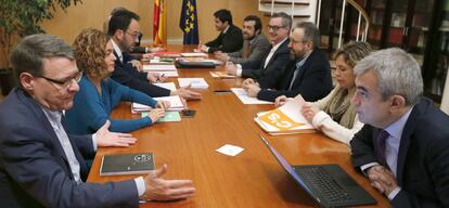 En primer plano, Jordi Sevilla y Luis Garicano durante las negociaciones.