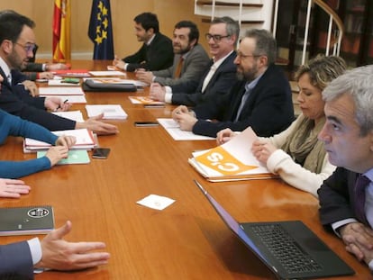 En primer plano, Jordi Sevilla y Luis Garicano durante las negociaciones.