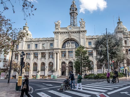 El edificio de Correos, en la plaza del Ayuntamiento de Valencia.