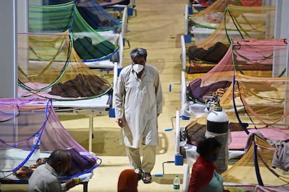 Pacientes de covid-19 en un hospital de la India, este domingo.