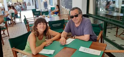 Emilio M. B. y su hija Marta, biloga que recurri a una cientfica en Valencia para buscar una terapia de virus bacterianos, en una foto de 2021.