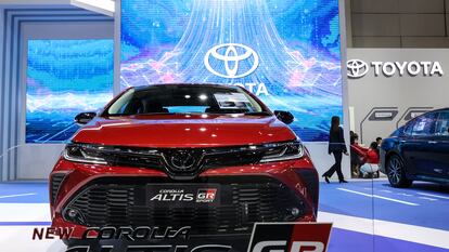 Un Toyota Corolla Altis GR Sport en el Salón del Automóvil de Bangkok 2023. El Corolla es el híbrido más vendido en España.