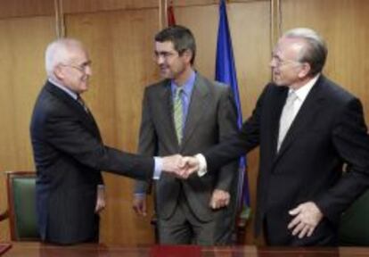  El presidente de la Asociaci&oacute;n Espa&ntilde;ola de Banca (AEB), Miguel Mart&iacute;n, el secretario de Estado de Econom&iacute;a y Apoyo a la Empresa, Fernando Jim&eacute;nez Latorre,  y el presidente de la CECA, Isidre Fain&eacute;.