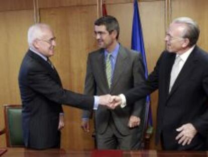  El presidente de la Asociaci&oacute;n Espa&ntilde;ola de Banca (AEB), Miguel Mart&iacute;n, el secretario de Estado de Econom&iacute;a y Apoyo a la Empresa, Fernando Jim&eacute;nez Latorre,  y el presidente de la CECA, Isidre Fain&eacute;.