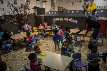 <p>Hijos de padres solicitantes de asilo juegan en un parvulario montado y gestionado por miembros de la comunidad de demandantes africanos en el sótano de un edificio de la zona sur de Tel Aviv.</p>  <p>El jardín de infancia, organizado por una pareja de solicitantes de asilo, está atendido por voluntarios y ONG israelíes, y a pesar de que ocupa un sótano sin acceso al exterior y de que está saturado, dispone de algunas de las mejores instalaciones al alcance de las personas a la espera de ser acogidas en el país.</p>  <p>Dado que muchos hijos de refugiados no tienen la posibilidad de asistir al parvulario con los niños israelíes, y a la decidida oposición por parte de los padres de estos últimos, muchas familias han recurrido a espacios privados, no reconocidos e ilegales, dirigidos por los propios solicitantes para responder a las necesidades de las familias. La mayoría están atestados, les falta personal, carecen de seguridad y, con sus espacios mal iluminados y sin acceso al exterior, no están en condiciones de ofrecer un entorno adecuado a los niños.</p>