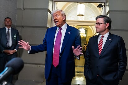 El presidente de EE UU, Donald Trump (izquierda) habla a la prensa sobre la ley ómnibus aprobada por la Cámara de Representantes junto al ‘speaker’ de esta última, Mike Johnson.
