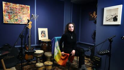 La cantante Noa en su estudio de grabación en un kibutz cerca de Tel Aviv.
