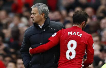 Mourinho saluda a Mata cuando este es sustituido.