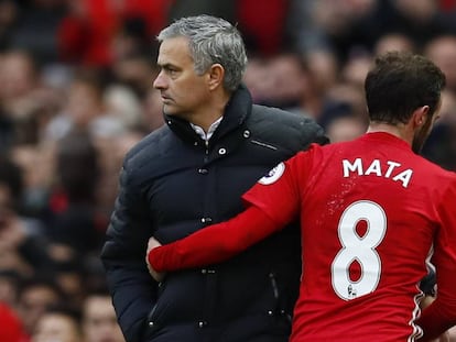 Mourinho saluda a Mata cuando este es sustituido.