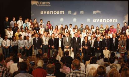 Mariano Rajoy en la convención del PP en Peñíscola. En la misma fila, dos imputados por corrupción: la alcaldesa de Alicante, Sonia Castedo, y el alcalde de Castellón, Alfonso Bataller (en el extremo de la derecha y el tercero desde la derecha).