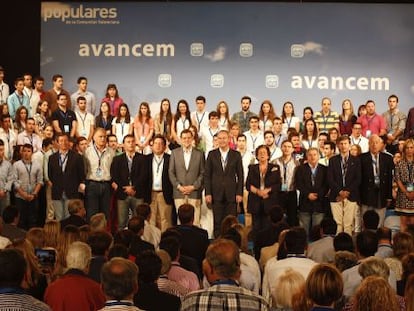 Mariano Rajoy en la convención del PP en Peñíscola. En la misma fila, dos imputados por corrupción: la alcaldesa de Alicante, Sonia Castedo, y el alcalde de Castellón, Alfonso Bataller (en el extremo de la derecha y el tercero desde la derecha).