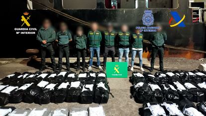 Agentes de la Guardia Civil, ante 4.500 kilos de cocaína incautados en la madrugada del miércoles 18 de enero en un barco al este de las Islas Canarias.