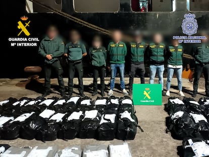 Agentes de la Guardia Civil, ante 4.500 kilos de cocaína incautados en la madrugada del miércoles 18 de enero en un barco al este de las Islas Canarias.