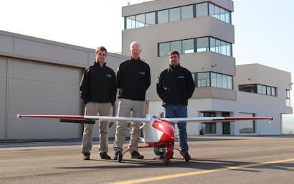 de izda a dcha: Jos&eacute; Mar&iacute;a Pulido (Ingeniero de Control de Vuelo), Tobias Webster (Director del Proyecto), Salvador Fernandez (Ingeniero de Plataformas).