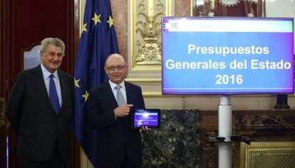 El presidente del Congreso, Jesús Posada, este martes con el ministro de Hacienda, Cristóbal Montoro.