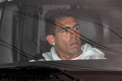 Carlos Tévez llega en coche a la ciudad deportiva del Manchester City.