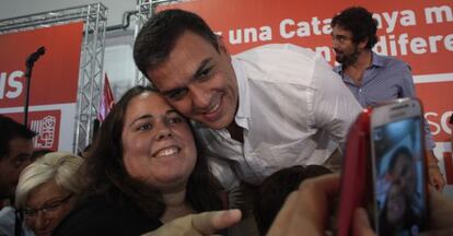 Pedro Sánchez, con una simpatizante.