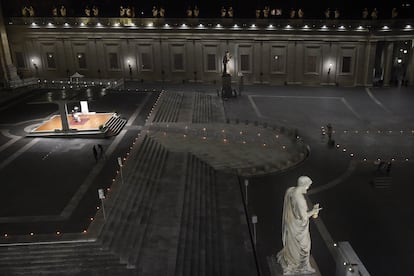 El Papa preside el Vía Crucis en una vacía Plaza de San Pedro, debido a la pandemia de la covid-19, el 10 de abril de 2020 en la Ciudad del Vaticano.