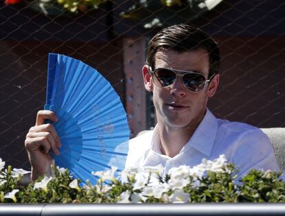 El jugador de f&uacute;tbol del Real Madrid Gareth Bale se abanica durante el partido disputado entre el espa&ntilde;ol Rafael Nadal y el checo Tomas Berdych en el Mutua Madrid Open. Nadal ha pasado a semifinales, donde se enfrentar&aacute; a Bautista, tras tumbar 6-4 y 6-2 a Berdych.