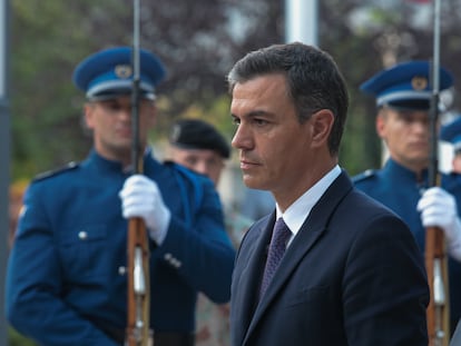 Pedro Sánchez realiza el pasado sábado una ofrenda en el memorial en Mostar a los soldados españoles caídos en Bosnia durante la guerra de los Balcanes.