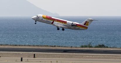 Un avión de Air Nostrum en el aeropuerto de Almería.