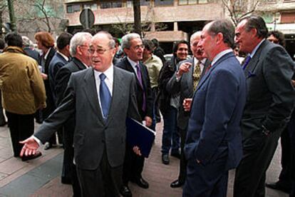Cuevas conversa con los misnistros Rato y Aparicio y los empresarios Arturo Gil y Fernando Fernández-Tapias.