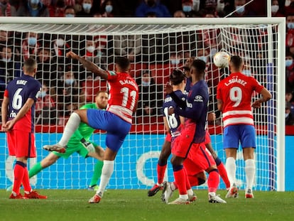 Machis marca el gol del Granada ante el Atlético.