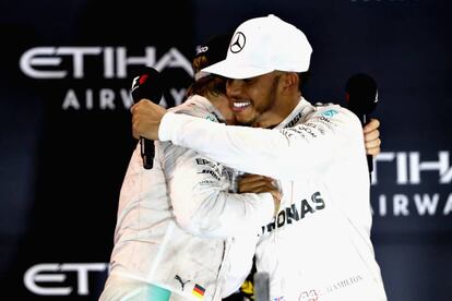 Lewis Hamilton felicita al nuevo campeón, Nico Rosberg.