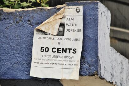 El precio del agua se redujo radicalmente desde que se instalaron los cajeros automáticos en el barrio. Mientras en algunos kioskos de la zona, la garrafa de 20 litros se encuentra a 5 chelines kenianos, los cajeros venden el mismo volumen por 50 céntimos de chelín.