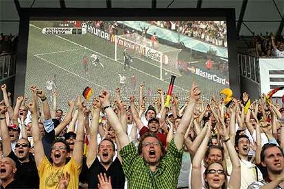 Aficionados alemanes celebran el segundo gol, el primero de Klose, ante una pantalla gigante.