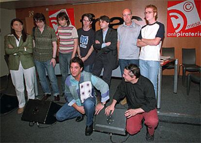 Manolo Tena y Paco Ortega, en primera fila, junto a otros artistas y representantes de la campaña contra la piratería.